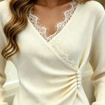 Katia — Camisola com decote em V e detalhes em renda