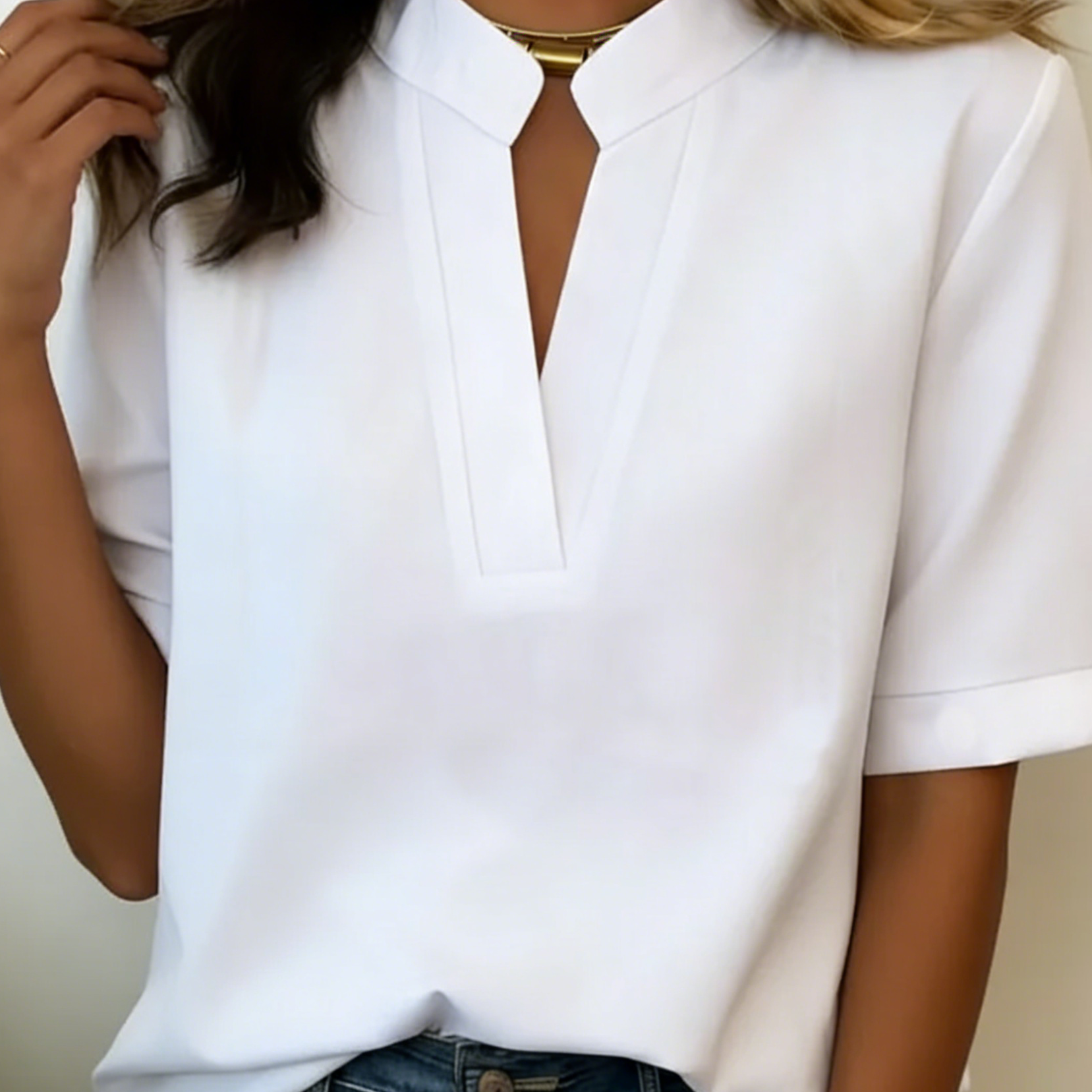 Margaux | Blusa Elegante com Decote em V e Detalhe Dourado