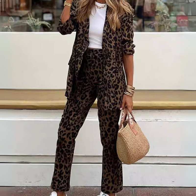 Arila | Conjunto de vestido e calças com padrão leopardo