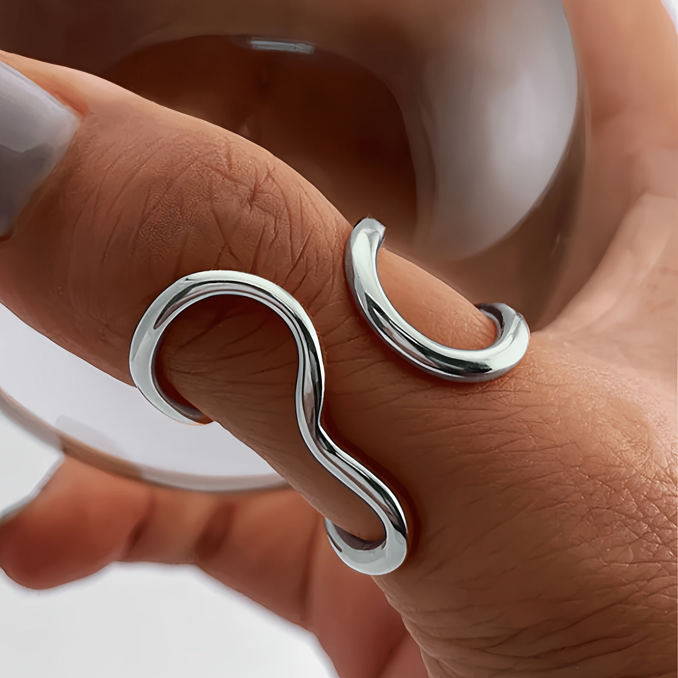 Anel Elegante com Onda Assimétrica