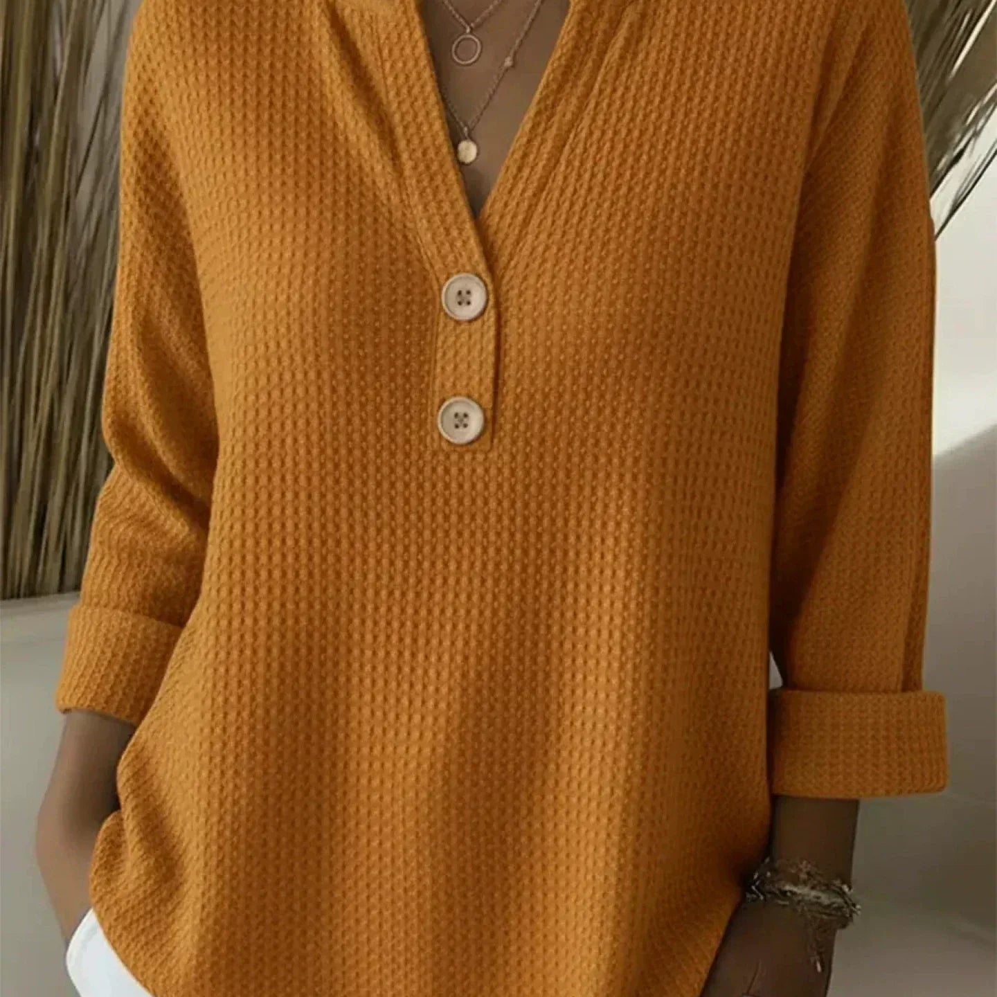 Lucia | T-shirt Henley Texturada com Botões