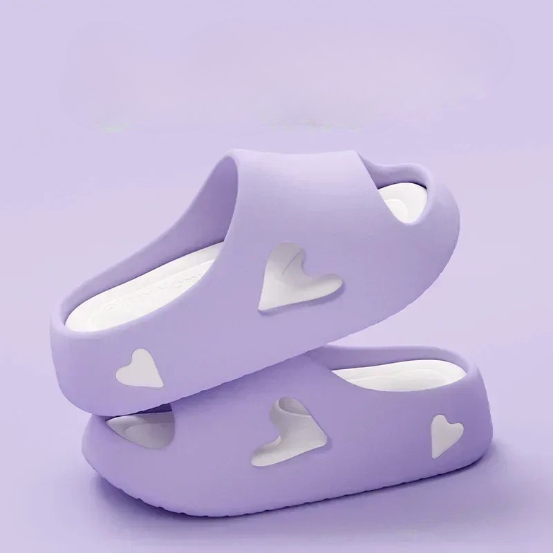 Heart Me™ | Chinelos Cloudy com formato de coração divertido