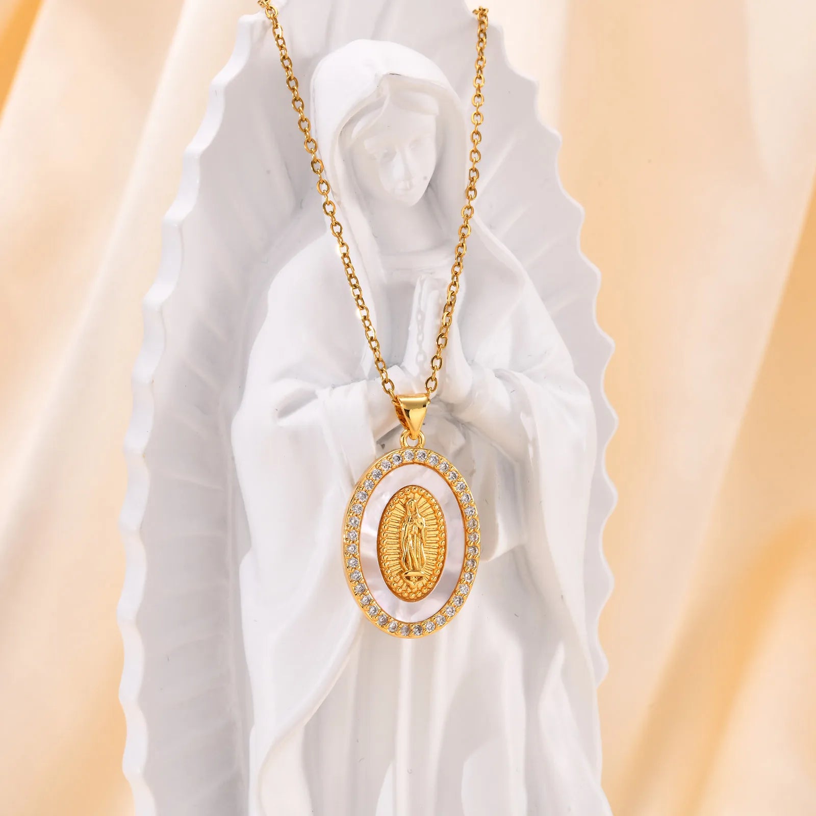 Colar com Pendente Oval de Nossa Senhora em Dourado