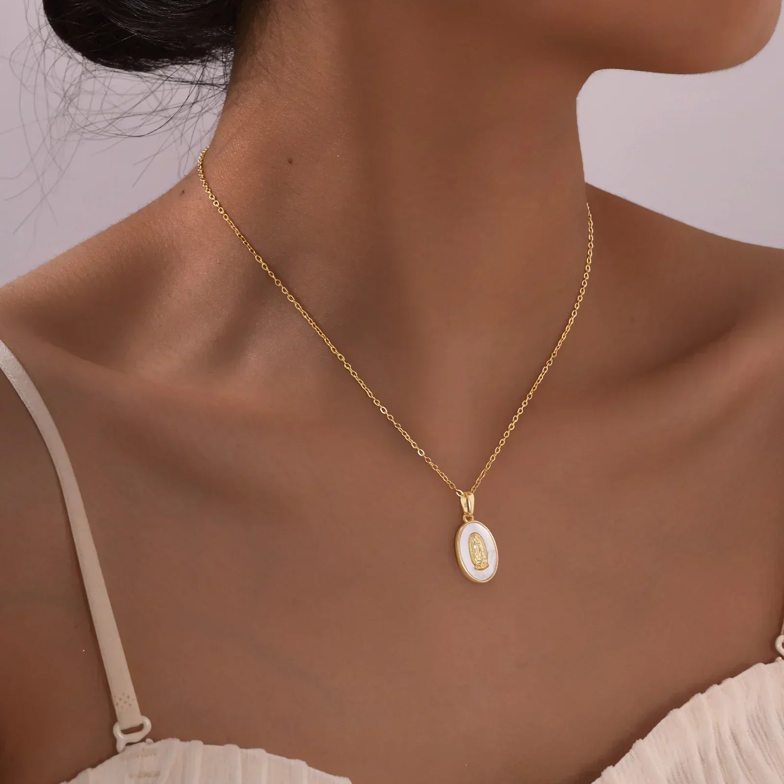 Colar com Pendente Oval de Nossa Senhora em Dourado