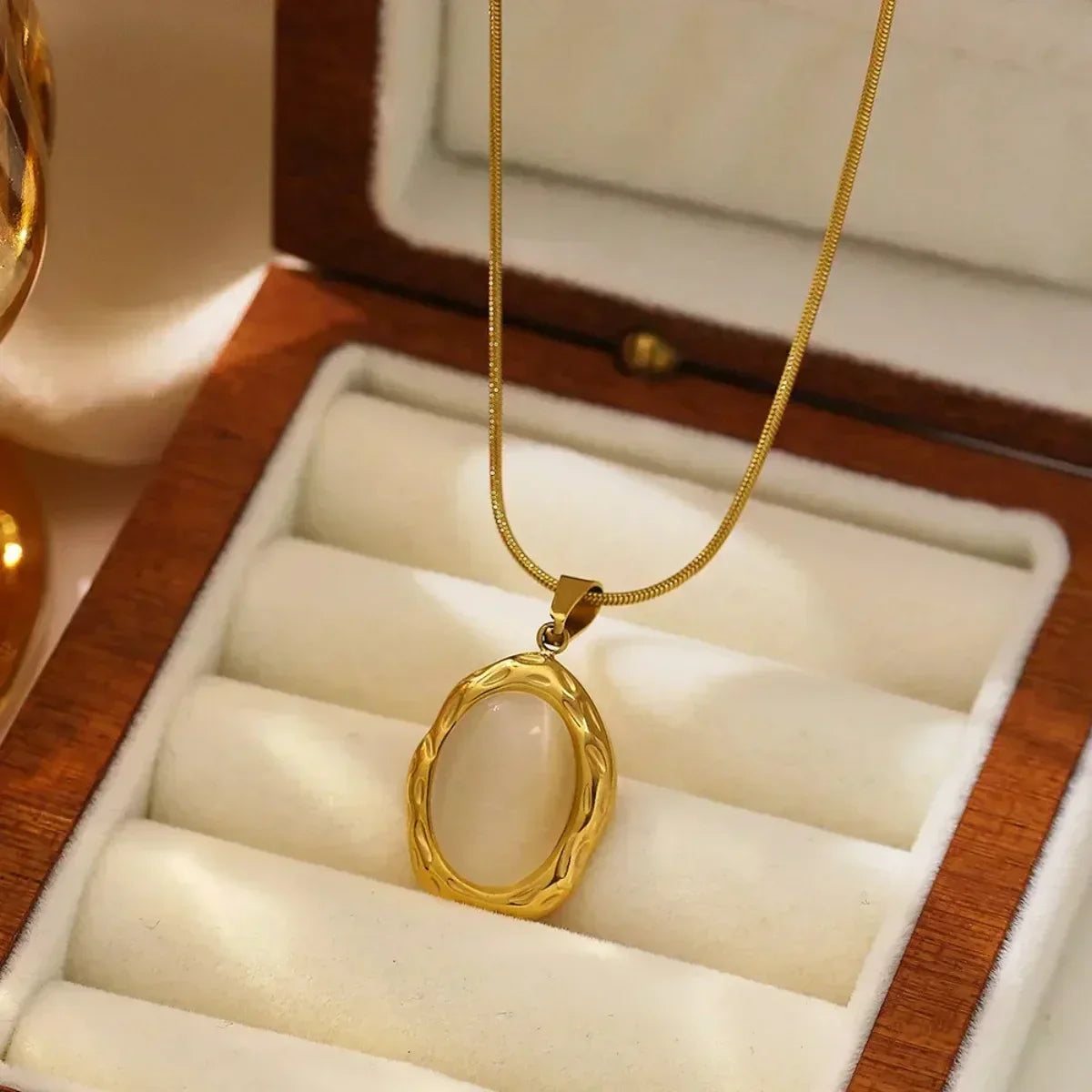 Colar Banhado a Ouro com Opala Oval Olho-de-Gato