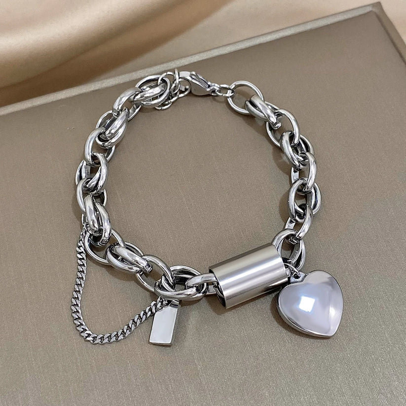 Pulseira Dourada com Pendente de Coração