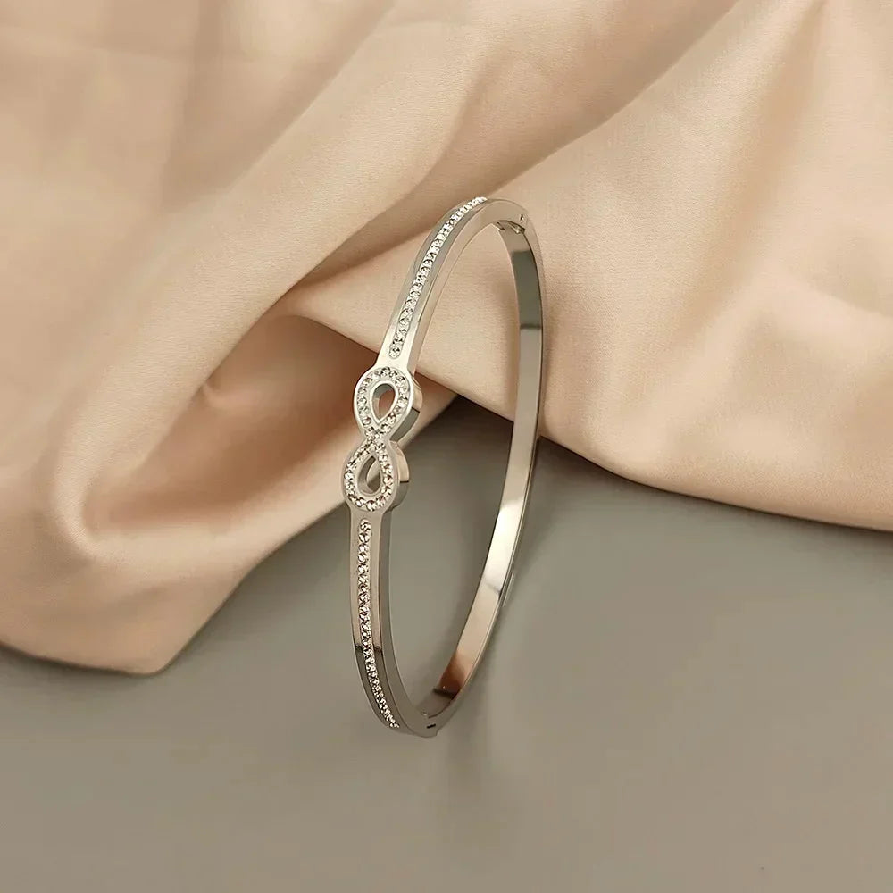 Pulseira Rígida com Símbolo do Infinito e Cristais Exclusivos