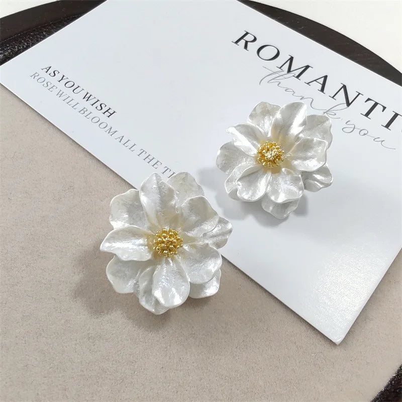 Brincos de Botão Elegantes em Acrílico Branco