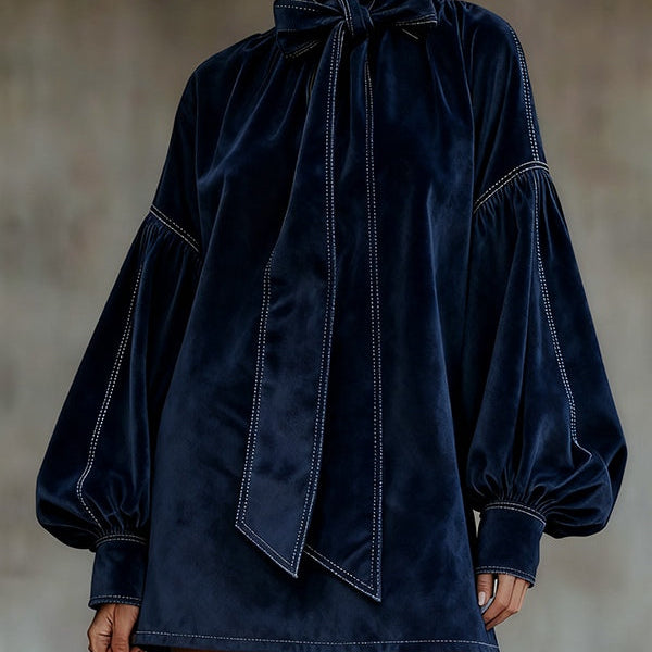 Gilda – Vestido Curto em Veludo com Laço na Gola