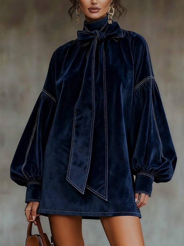 Gilda – Vestido Curto em Veludo com Laço na Gola