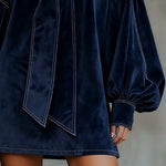 Gilda – Vestido Curto em Veludo com Laço na Gola