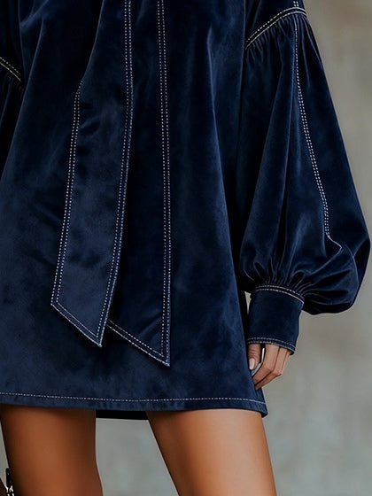 Gilda – Vestido Curto em Veludo com Laço na Gola