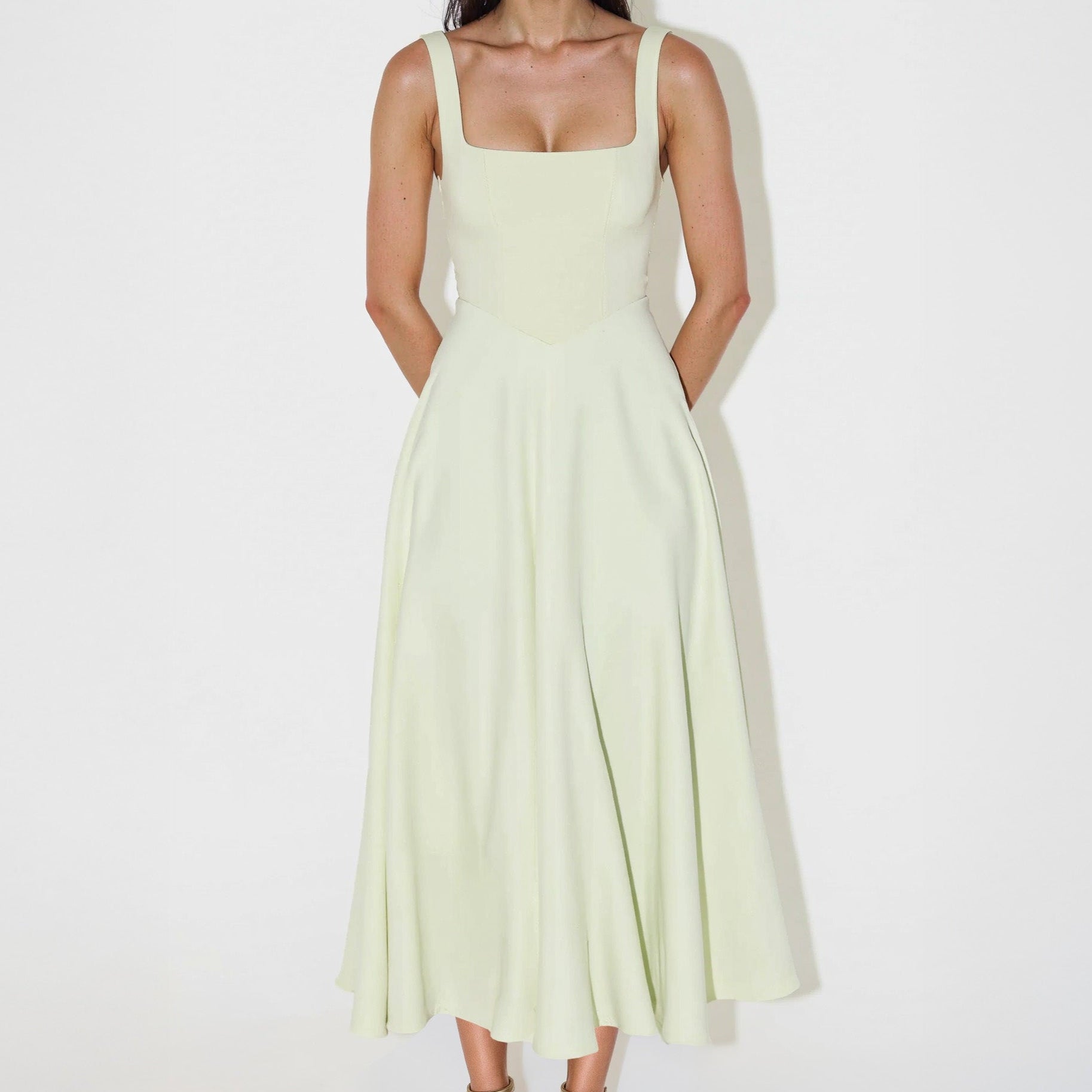 NOMI™ | Vestido midi com decote quadrado