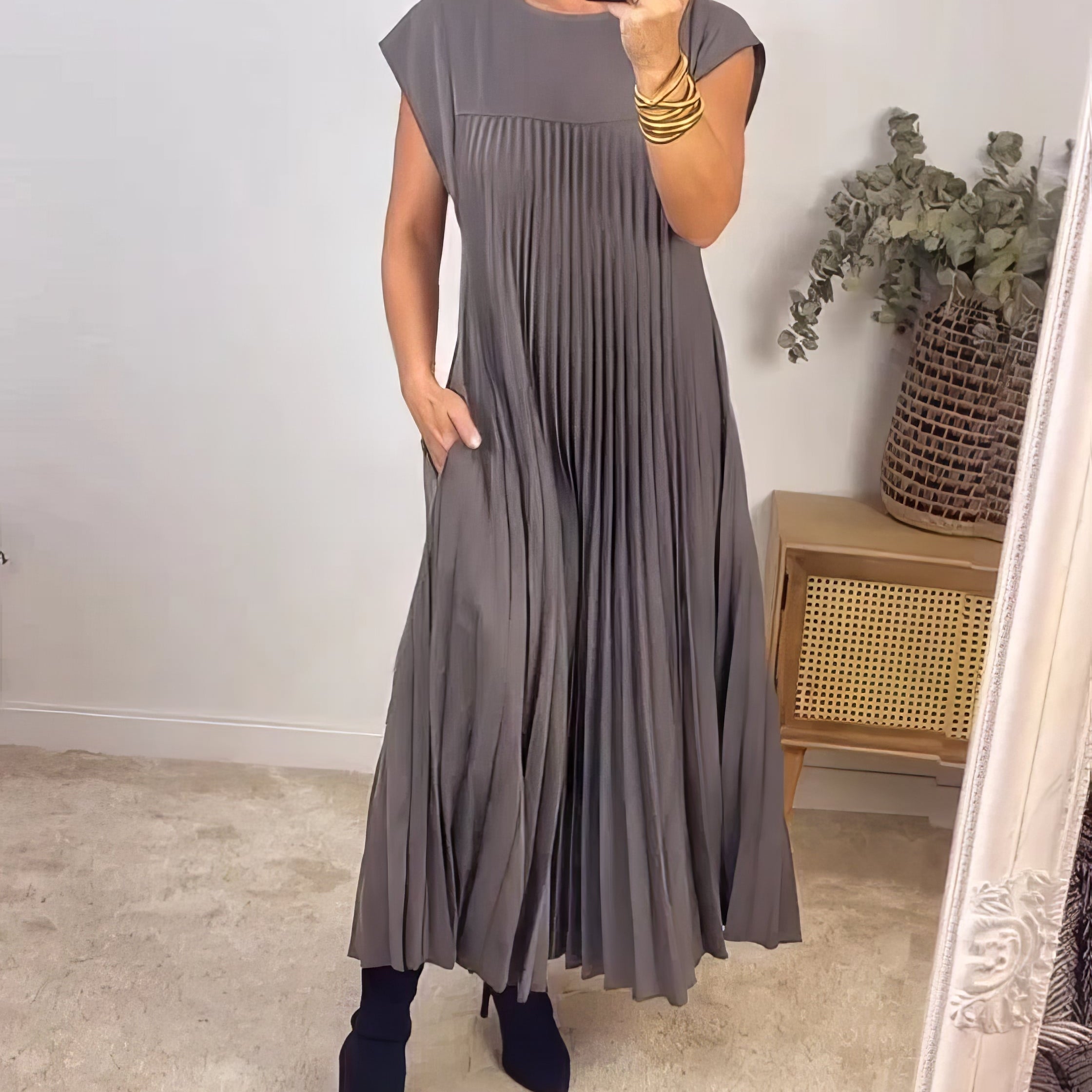 Vestido Simples Plissado Sem Mangas